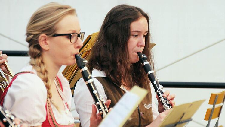 Das Kreisorchester des Nordbayerischen Musikbundes begeisterte die zahlreichen Zuhörer beim Coburger "Lokalklang" im Festzelt auf dem Schlossplatz. Foto: Jochen Berger