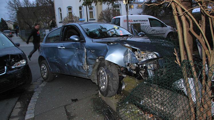 Frontal prallte der VW Touran (links) auf den Kleinwagen eines 18-Jährigen, der aus der Unteren Gartenstraße in die vorfahrtsberechtigte Bahnhofstraße hatte einfahren wollen. Foto: Matthias Einwag