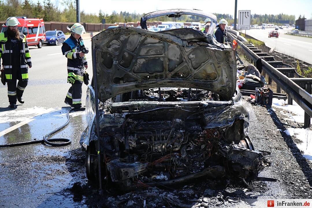 Auto brennt nach Unfall auf A9 aus