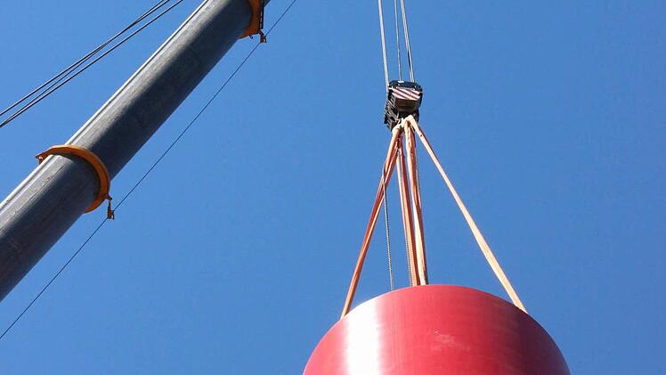 Der Betonring wird aufgesetzt.  Foto: Friedwald Schedel
