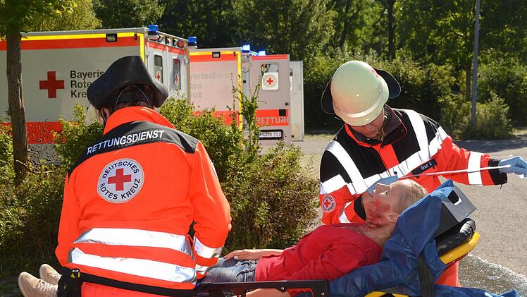 Unter realistischen Bedingungen übten die Feuerwehren aus Bad Kissingen, sowie Aschach und Oberthulba den Ernstfall.  Foto: Peter Rauch
