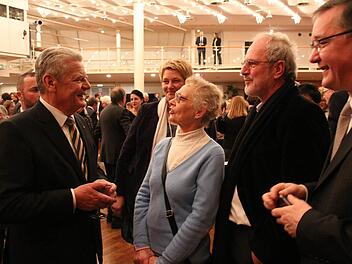 Empfang im Kongresshaus: Bundespräsident Joachim Gauck (links) im Gespräch mit Coburger Stadträten und Renate Haenel.