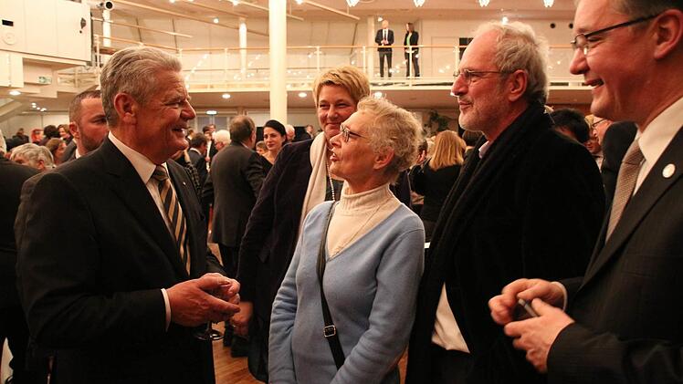 Empfang im Kongresshaus: Bundespräsident Joachim Gauck (links) im Gespräch mit Coburger Stadträten und Renate Haenel.