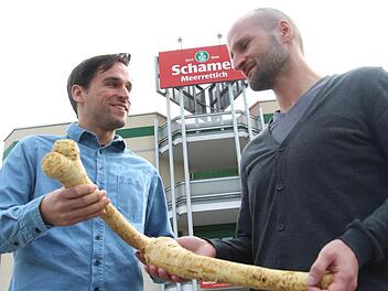 Matthias Schamel, Assistent der Geschäftsführung (l.) und Andreas Schöppl, kaufmännischer Leiter beim Baiersdorfer Traditionsunternehmen Schamel, wollen am starken regionalen Kren-Anbau festhalten.  Foto: Christian Bauriedel