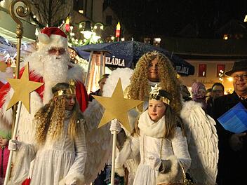 Der Nikolaus und das Christkind mit seinen zwei Engeln führten den Laternenumzug mit Drittem Bürgermeister Martin Stingl (rechts) über den Marktplatz.  Foto: Dominic Buckreus