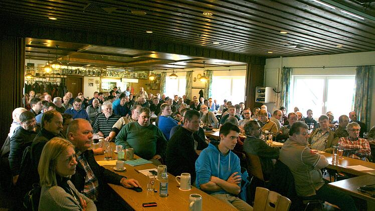 Das Sportheim war bis auf den letzten Platz besetzt.