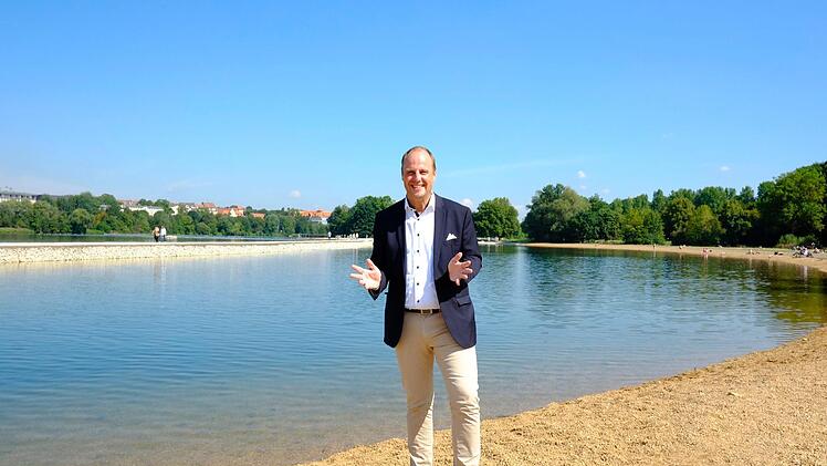 Nürnbergs Bürgermeister Christian Vogel (SPD) will radikale Schritt am Wöhrder See einleiten. Im Kampf gegen Gänsekot soll das Jagdgewehr zum Einsatz kommen. Foto: Nikolas Pelke