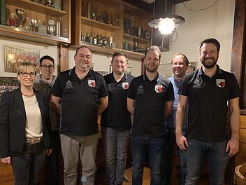Stellvertretende Bürgermeisterin Judith Dekant (von links) beglückwünschte das neue Vorstandsgremium mit Moritz Dekant (Schriftführer), Bernd Müller (Vorstand), Dominik Englert (Abteilungsleiter Fußball), Jens Wagner (Vorstand), Markus Müller (Kassier) und Fabian Wiener (Vorstand). Foto: Daniel Wiener