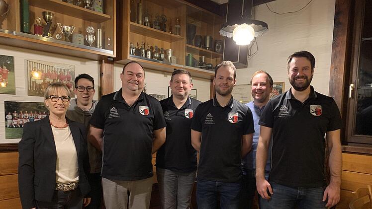 Stellvertretende Bürgermeisterin Judith Dekant (von links) beglückwünschte das neue Vorstandsgremium mit Moritz Dekant (Schriftführer), Bernd Müller (Vorstand), Dominik Englert (Abteilungsleiter Fußball), Jens Wagner (Vorstand), Markus Müller (Kassier) und Fabian Wiener (Vorstand). Foto: Daniel Wiener