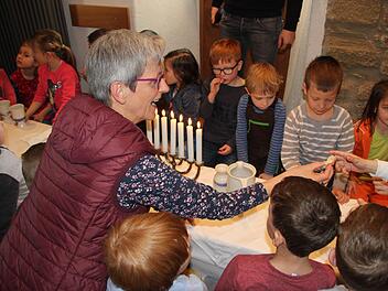 Die Vorschulkinder des St.-Franziskus-Kindergartens in Zapfendorf sind mit Annerose Simon beim Abendmahl im Ostergarten. Foto: Dunja Neupert
