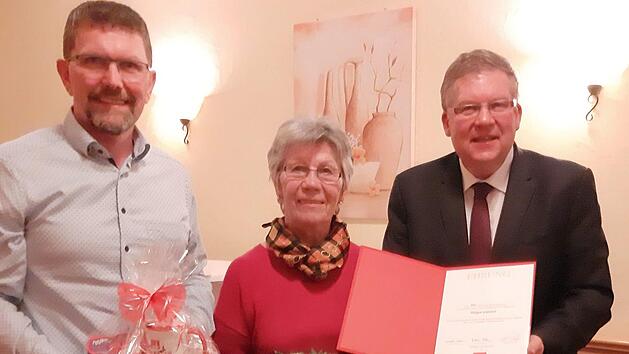 Helga G&uuml;nter wurde f&uuml;r 50 Jahre Mitgliedschaft im SPD-Ortsverein geehrt.  Foto: Karen Pohle