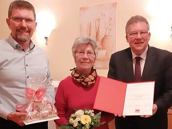 Helga Günter wurde für 50 Jahre Mitgliedschaft im SPD-Ortsverein geehrt.  Foto: Karen Pohle