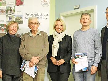 Vorsitzender Reinhard Lugschi, Schatzmeisterin Gabriela Kreller-Laugwitz (v. l.), Schriftf&uuml;hrerin Sigrid Thiem (Mitte), stellvertretender Vorsitzender Christian Lisch (2. v. r.) sowie Gesamtleiter Michael Thiem (r.) ehrten Rudi Macher (3. v. l.) und Benno Dausch. Foto: privat