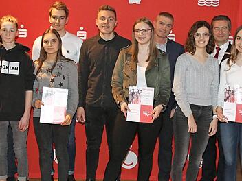 Die Sparkasse Coburg-Lichtenfels zeichnete die Besten aus den Coburger Schulen beim Planspiel Börse mit Preisen aus. Foto: Wolfgang desombre