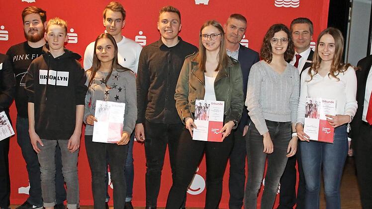 Die Sparkasse Coburg-Lichtenfels zeichnete die Besten aus den Coburger Schulen beim Planspiel Börse mit Preisen aus. Foto: Wolfgang desombre