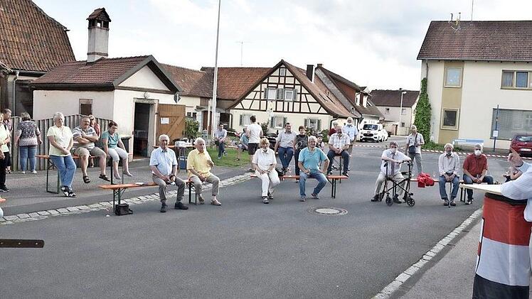 Der Kreisheimatpfleger Wolfgang Jäger (rechts) ließ die Entwicklung Hellingens Revue passieren. Mit Abstand hörten die Bürger gespannt zu.  Foto: Gerold Snater