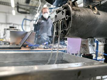 Erhitztes, flüssiges Plastik ist die Materie, mit dem sich das SKZ in Würzburg auseinandersetzt.