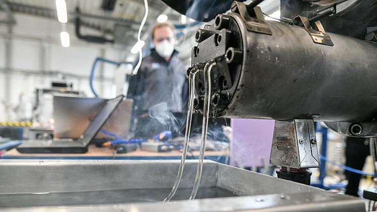 Erhitztes, flüssiges Plastik ist die Materie, mit dem sich das SKZ in Würzburg auseinandersetzt.