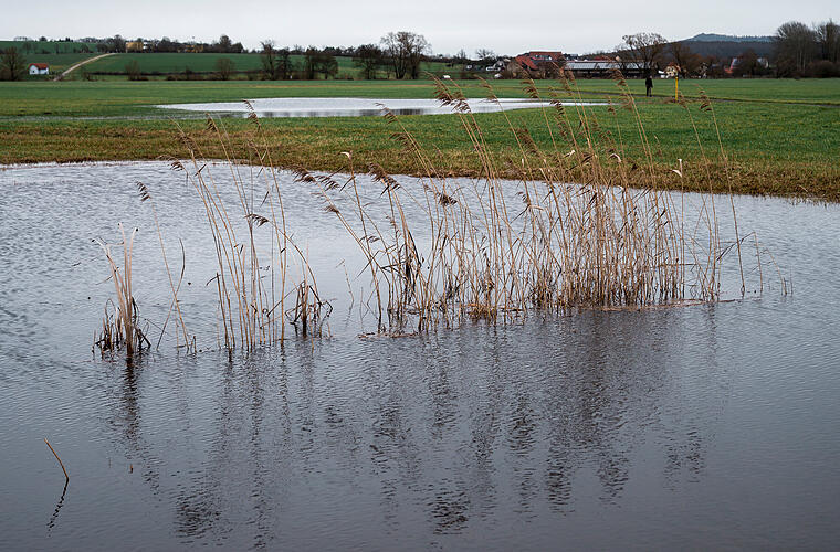 Dauerregen in Franken: Hochwassermeldestufen teils überschritten - drei Landkreise besonders betroffen