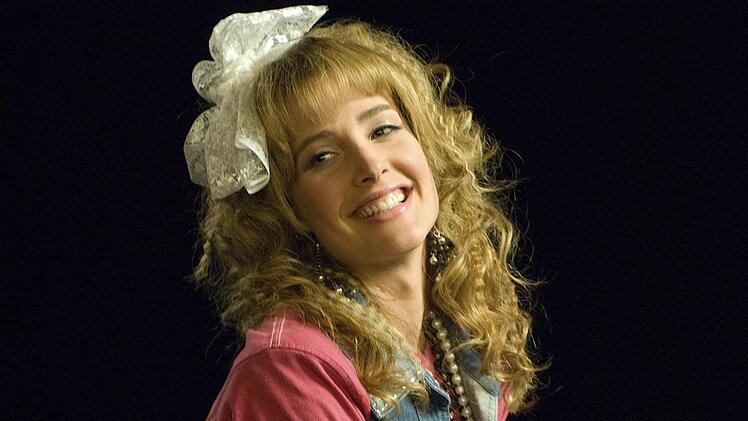 Robin Scherbatsky, gespielt von Cobie Smulders, ist Kanadierin, Ex-Teenie-Star Robin Sparkles (Bild), TV-Journalistin, Waffen- und Hunden&auml;rrin, und Teds Aufriss aus der ersten Folge.