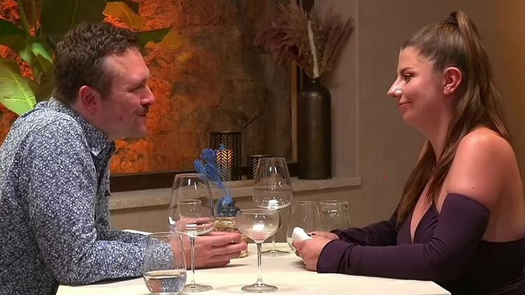Christoph und Eunice entdeckten beim gemeinsamen Dinner viele Gemeinsamkeiten.