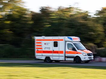 Kreis Ansbach: Auto &uuml;berschl&auml;gt sich bei Unfall - 18-J&auml;hrige in Klinik