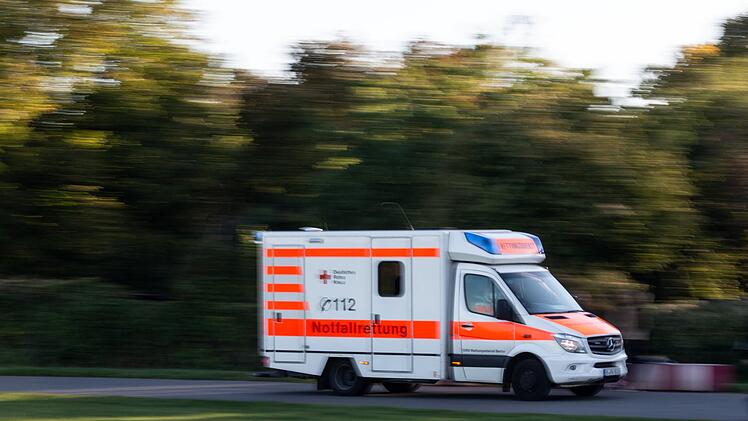 Kreis Ansbach: Auto &uuml;berschl&auml;gt sich bei Unfall - 18-J&auml;hrige in Klinik