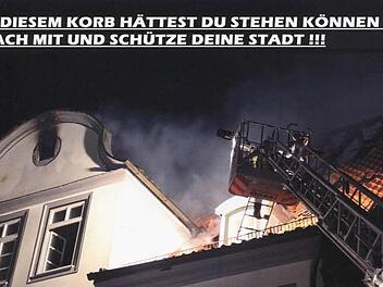 Beim Brand in der Herrngasse schauten viele Schaulustige zu, wie die Feuerwehr den Brand löschte. Ein paar neue Kameraden wären willkommen. Deshalb wirbt die Wehr jetzt mit dieser Postkarte um Nachwuchs.  Foto: Feuerwehr