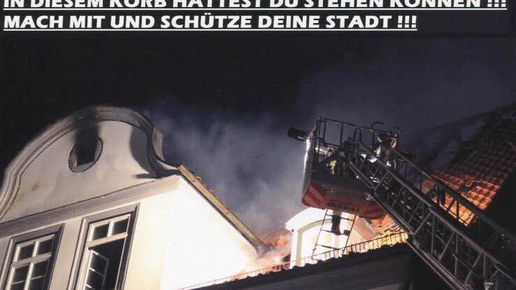 Beim Brand in der Herrngasse schauten viele Schaulustige zu, wie die Feuerwehr den Brand löschte. Ein paar neue Kameraden wären willkommen. Deshalb wirbt die Wehr jetzt mit dieser Postkarte um Nachwuchs.  Foto: Feuerwehr