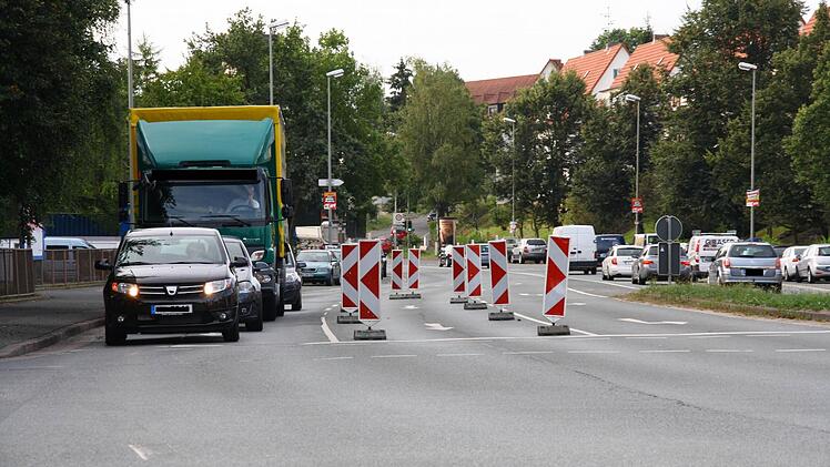 Morgens gegen 8 Uhr: In der Bayreuther Straße ist die Verkehrsführung (wie hier an der Schauerkreuzung) auf eine Fahrbahn beschränkt, was zu Verkehrsbehinderungen führt. Foto: Katrin Geyer