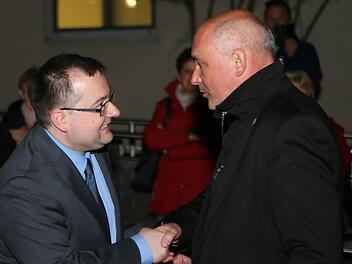 Faire Geste: Markus Zirkel (rechts) gratuliert Thomas Söder, der ihn bei der Wahl schlug. Foto: Matthias Hoch