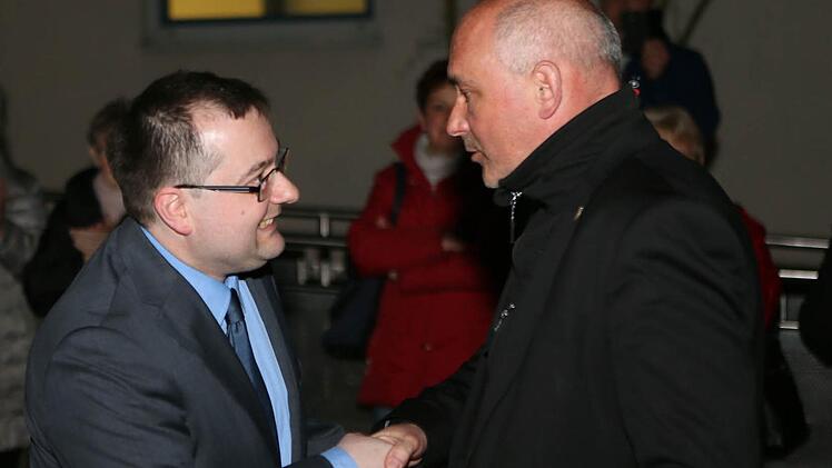 Faire Geste: Markus Zirkel (rechts) gratuliert Thomas Söder, der ihn bei der Wahl schlug. Foto: Matthias Hoch