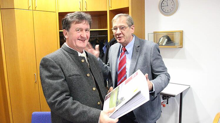Herbert Rebhan (rechts) überreichte den Managementplan an den Mitwitzer Bürgermeister Hans-Peter Laschka. Foto: Friedwald Schedel