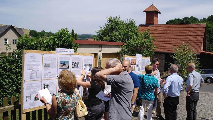 Die Informationen zur Kirchengeschichte lieferten Gesprächsstoff. Foto: Stephanie Elm