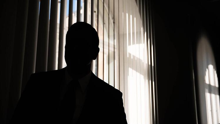 Der angeklagte ehemalige Chefarzt ist am 07.04.2015 im Gerichtssaal des Oberlandesgerichtes in Bamberg als Silhouette zu erkennen. Foto: Nicolas Armer/dpa