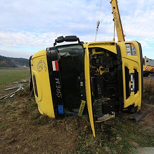 A72: Lkw kippt bei Köditz um