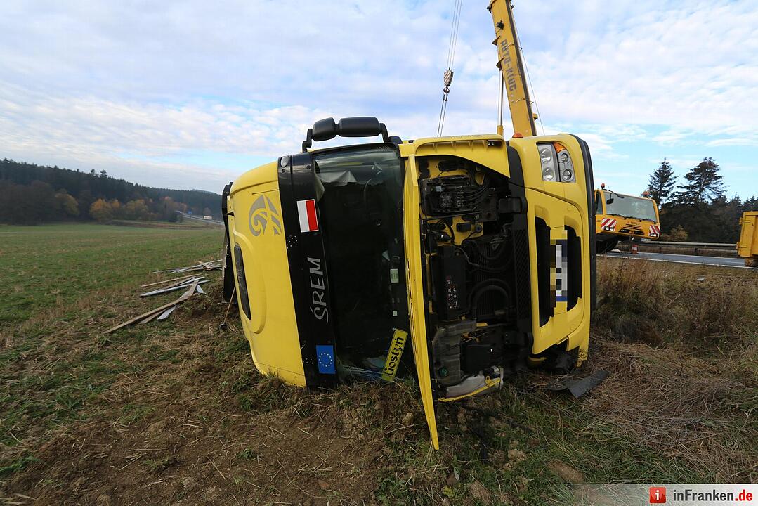 A72: Lkw kippt bei Köditz um
