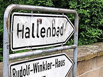 Am Montagabend hat in Zeil ein Maskierter die Kassiererin im Hallenbad überfallen. Die Polizei ermittelt auf Hochtouren. Foto: Friederike Stark