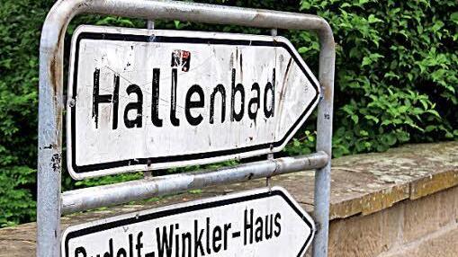 Am Montagabend hat in Zeil ein Maskierter die Kassiererin im Hallenbad überfallen. Die Polizei ermittelt auf Hochtouren. Foto: Friederike Stark