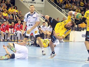 Tolle spielerische Aktionen des HSC Coburg wie hier von Sebastian Weber blieben im Spiel gegen den SC Magdeburg Mangelware. Foto: Timo Geldner