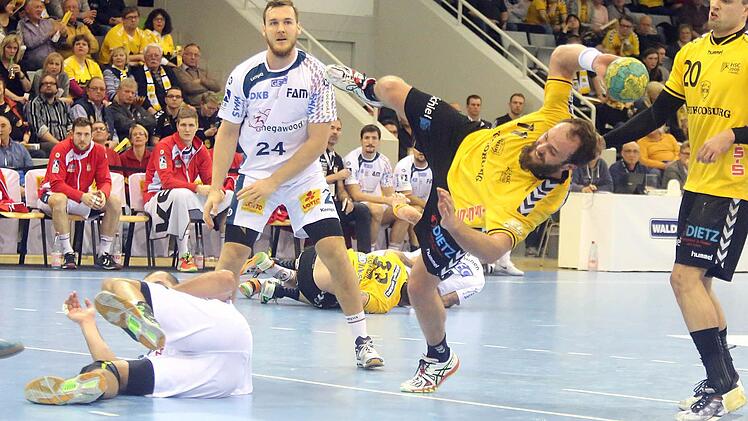 Tolle spielerische Aktionen des HSC Coburg wie hier von Sebastian Weber blieben im Spiel gegen den SC Magdeburg Mangelware. Foto: Timo Geldner