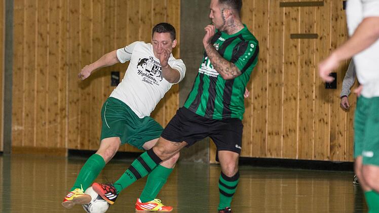Das Team des SC Heide Tettau (weißes Trikot, hier gegen die Gladbach-Fans) war eine von zwei neuen Mannschaften beim Stammtischturnier. Foto: H. Weiß