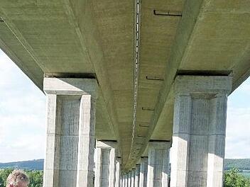 Direkt unterhalb der Lanzendorfer Talbrücke gab Landtagsvizepräsidentin Inge Aures den Sanierungsbeginn für 2019 bekannt. Rechts ihr Fraktionskollege im Landtag, Klaus Adelt Foto: Werner Reißaus