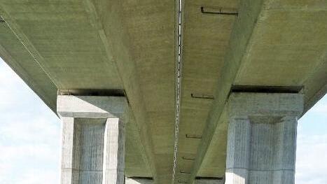 Direkt unterhalb der Lanzendorfer Talbrücke gab Landtagsvizepräsidentin Inge Aures den Sanierungsbeginn für 2019 bekannt. Rechts ihr Fraktionskollege im Landtag, Klaus Adelt Foto: Werner Reißaus