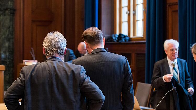 Wegen Strafvereitelung im Amt und uneidlicher Falschaussage stehen sechs Beamte des Landeskriminalamtes vor Gericht (zwei sind von hinten im Bild zu sehen). Die Ermittler sollen einen V-Mann bei der Rockergruppe Bandidos eingeschleust haben und die kriminellen Machenschaften des Spitzels dann gedeckt oder sogar unterstützt haben.  Foto: Daniel Karmann, dpa