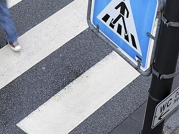 Eine 15-j&auml;hrige Sch&uuml;lerin ist in W&uuml;rzburg auf einem Zebrastreifen von einem Auto erfasst und schwer verletzt worden. Der Fahrer fuhr einfach davon. Foto: Ronald Wittek/dpa