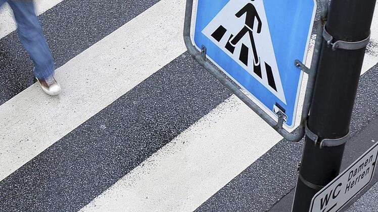 Eine 15-jährige Schülerin ist in Würzburg auf einem Zebrastreifen von einem Auto erfasst und schwer verletzt worden. Der Fahrer fuhr einfach davon. Foto: Ronald Wittek/dpa
