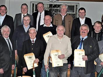 Zahlreiche Landwirte wurden für ihre 40-jährige Mitgliedschaft zum Verband geehrt. Unser Bild zeigt sie zusammen mit der Vorstandschaft und den Ehrengästen. Ganz rechts Oliver Groß und Clemens Hilpert, die die Prüfung zum Landwirt erfolgreich abgelegt haben.  Foto: Werner Reißaus