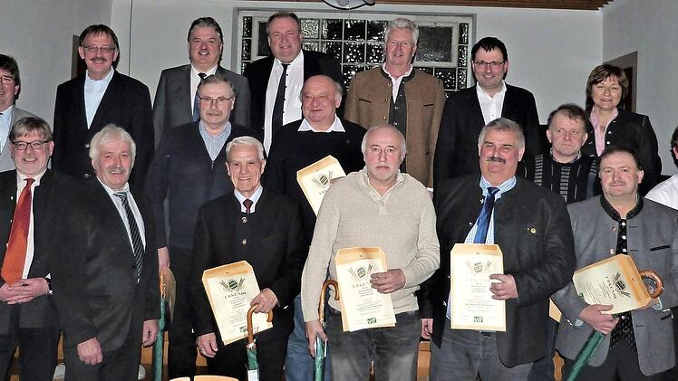 Zahlreiche Landwirte wurden für ihre 40-jährige Mitgliedschaft zum Verband geehrt. Unser Bild zeigt sie zusammen mit der Vorstandschaft und den Ehrengästen. Ganz rechts Oliver Groß und Clemens Hilpert, die die Prüfung zum Landwirt erfolgreich abgelegt haben.  Foto: Werner Reißaus