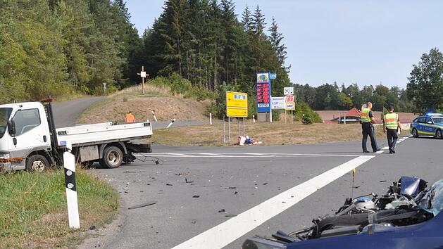 Totalschaden entstand an dem Pkw, der gestern Vormittag auf der B&nbsp;303 bei Burgpreppach auf das rechte Heck des Lkws fuhr, der ihm die Vorfahrt genommen hatte. Foto: Klemens Albert